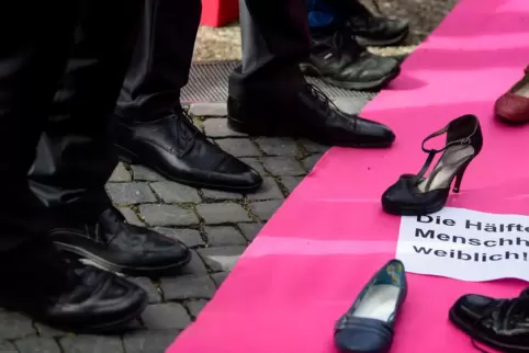 Frauen sind keine Minderheit, zeigt diese Aktion am Frauentag 2018 in Stuttgart. 