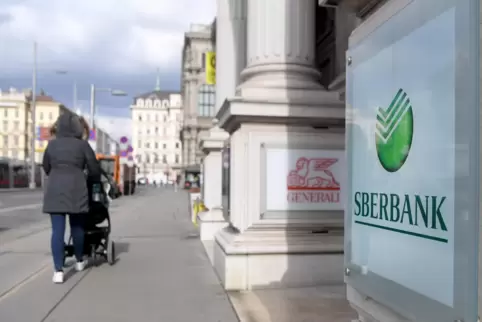 Das Logo der Sberbank am Eingang des Hauptsitzes der Europatochter der staatlichen russischen Sberbank in Wien. 