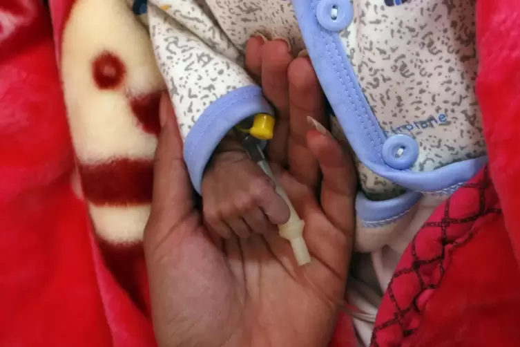 Das winzige Händchen eines Babys, das auf der Station für unterernährte Kinder in einem Krankenhaus in Sanaa medizinisch versorg