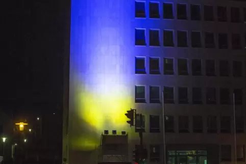 Aus Solidarität mit der Ukraine ist die Lauterer Kreisverwaltung in der Lauterstraße seit Dienstagabend in den Farben der ukrain