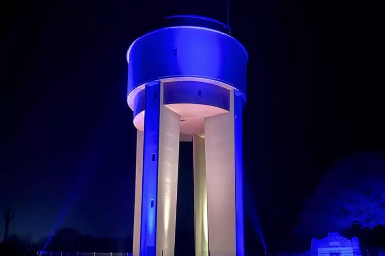 Blau-gelb leuchtet nun auch der Ramsteiner Wasserturm. 