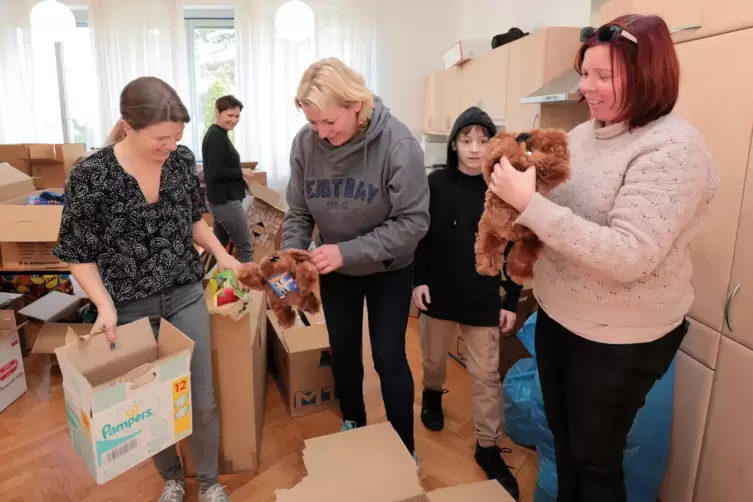 Eine Ladung mit Plüschhunden sorgt für Freude bei Silke Petri, Susanne Rumpel und Melanie Kolbe (von links), die die Spenden im 