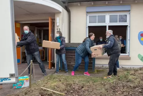 Eine Menschenkette wurde gebildet, um die mit Spenden gefüllten Kisten von der Kita in den Anhänger zu laden. 