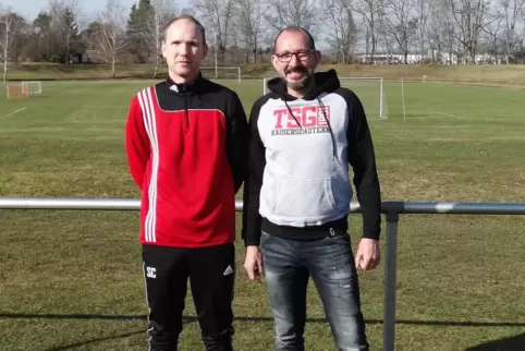 Der neue Abteilungsleiter der Fußballabteilung der TSG Kaiserslautern, Peter Bitz (rechts), und der neue Trainer der ersten Herr