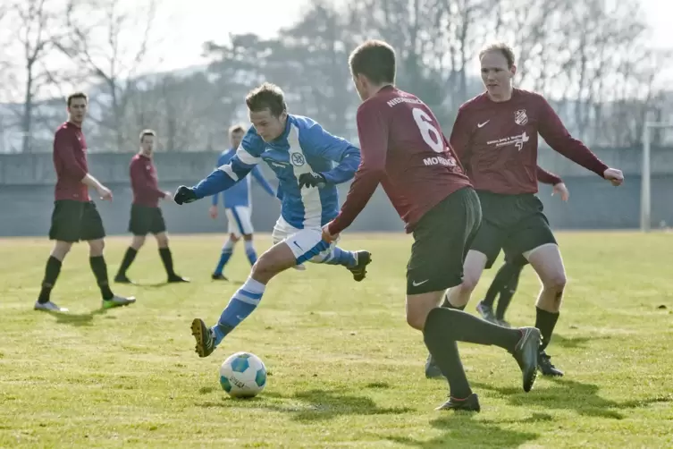 Stephan Schwarz 2015 als Spieler der SG Niederkirchen/Morbach (rechts) beim Bezirksligaduell gegen den SV Schopp. In der Mitte L
