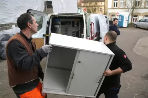 Der Schrank muss noch mit: Eine Abteilung der Verbandsgemeindeverwaltung in Lauterecken ist von der Schulstraße in den neuen Anb