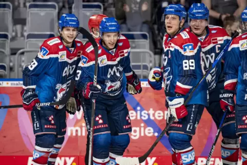 Adler-Jubel nach dem 2:0.