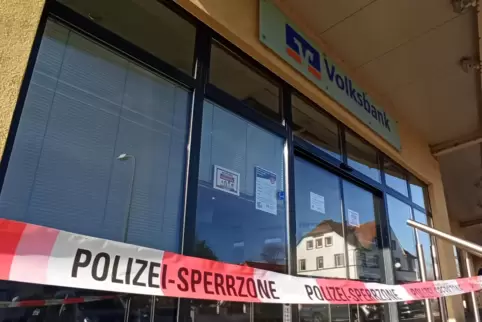 Am Donnerstagmorgen hat es einen Überfall auf die Volksbank in Otterbach gegeben . Der Täter ist derzeit flüchtig. Die Lautertal