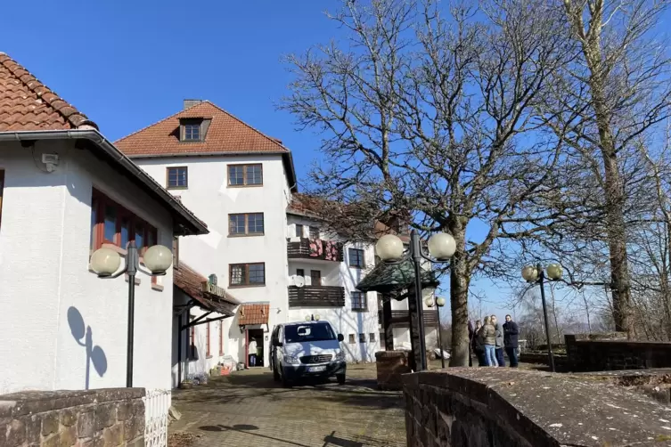 Gegen Mittag werden mehrere Geflüchtete aus der Ukraine im ehemaligen Potzberg-Hotel erwartet. Am Morgen war auch die Kreisverwa