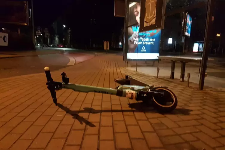 Die Scooter sind im Dunkeln noch schwerer zu erkennen. Wie hier direkt an einer Haltestelle.