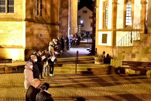 Mit einer Menschenkette um die Kirche zeigen sich die Gebetsteilnehmer solidarisch zur Ukraine. 