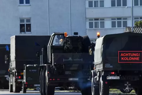Immer schön hintereinander: Ein Militärkonvoi kann zivile Autofahrer ins Schwitzen bringen. 