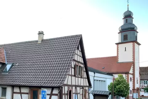 An der Kreuzung (nicht im Bild) bei der Kirche beginnt die Sperrung. Das Fachwerkhaus steht mittlerweile auch nicht mehr, hier e
