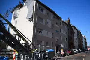 Der Ausleger des Krans brach durch und stürzte auf das Gebäude. 