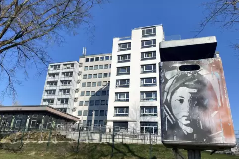 In den Zweibrücker Seniorenheimen – hier das Awo-Heim am Rosengarten vom Kleinen Exe aus gesehen – gelten derzeit Besuchsverbote