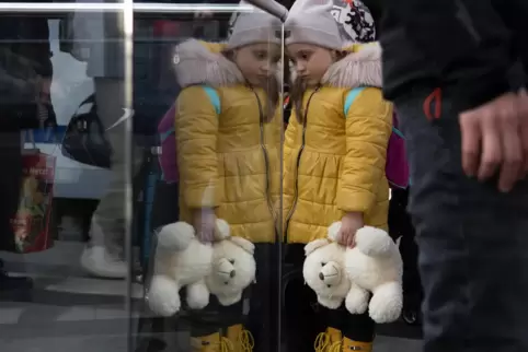 Der Teddy durfte mit – Szene im Berliner Hauptbahnhof.
