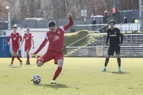 Lieblingskulisse für die U19 des FCK: Platz vier. Hier schießt der Lauterer Angelos Stavridis aufs Tor. 