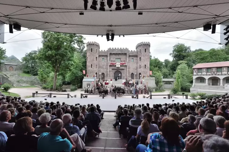 Monumental: die Freilichtbühne in Ötigheim. 