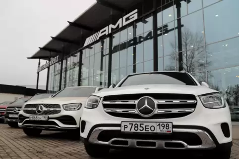 Mercedes-Fahrzeuge in einem Autohaus in Sankt Petersburg. 