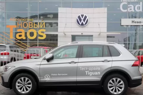 Ein VW Tiguan steht vor einem Autohaus in St. Petersburg.