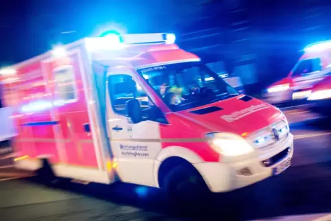 Sobald der Rettungswagen mit einem Patienten im Krankenhaus eingetroffen ist, wird der Schwerverletzte nach einem festgelegten S Sobald der Rettungswagen mit einem Patienten im Krankenhaus eingetroffen ist, wird der Schwerverletzte nach einem festgelegten S