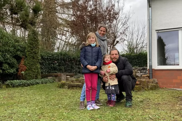„Da ist viel Frust, den wir und viele andere Familien in der Region erleben": Mara Dralle mit ihrem Mann Oliver und den Töchtern