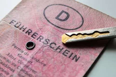 Die alten Papierführerscheine sind bald Geschichte. Die alten Papierführerscheine sind bald Geschichte.