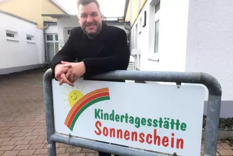  Verbandsbürgermeisterkandidat Sebastian Schäfer (FDP) vor dem Kindergarten in seinem Heimatort Höhfröschen.