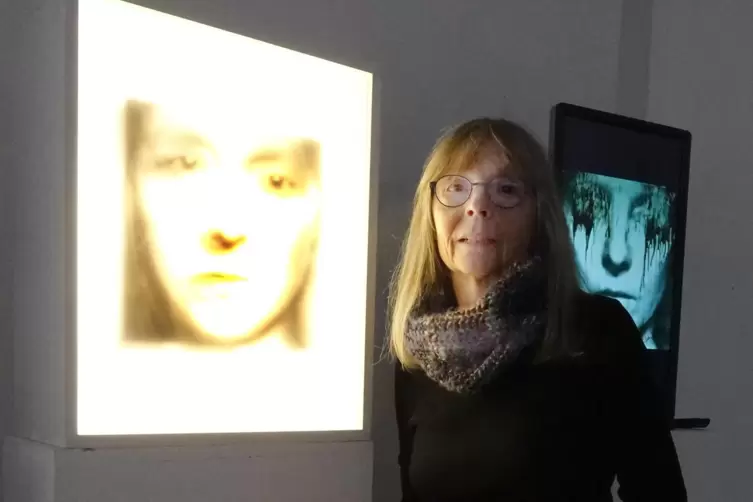 Leid und Verletzlichkeit: K&uuml;nstlerin Gisela Desuki zeigt Fotografie und Videoinstallationen unter dem Titel &bdquo;Interna".