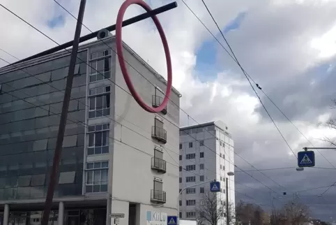 Das Klinikum mit dem „Ring des Seyns“ aus der Perspektive der Hohenzollernstraße. Das Kunstwerk entwarf der Japaner Kazuo Katase