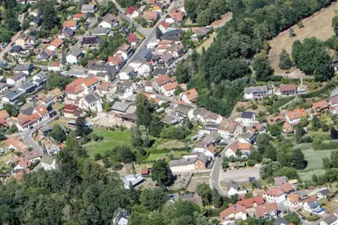 Für viele leicht zu erkennen: das waldreiche Hertlingshausen. 