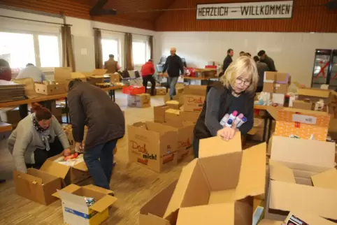 Im Dorfgemeinschaftshaus Horschbach wurden am Donnerstag fleißig Spenden verpackt. 