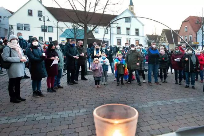 In Lingenfeld haben sich am Mittwoch 200 Menschen zu einer Mahnwache getroffen. In Lingenfeld haben sich am Mittwoch 200 Menschen zu einer Mahnwache getroffen.