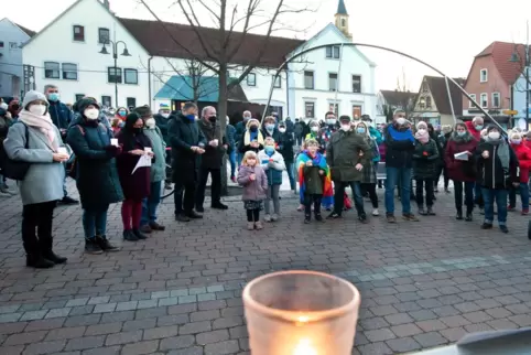 In Lingenfeld haben sich am Mittwoch 200 Menschen zu einer Mahnwache getroffen. 