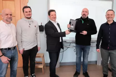 Symbolische Übergabe an der Luitpoldschule: EDV-Spezialist Thilo Buhl, Azubi Tobias Rudnik, Bürgermeister Frank Rüttger, Rektor 