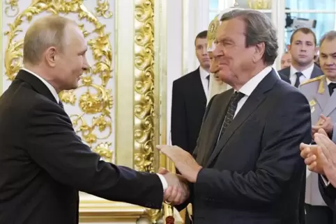 7. Mai 2018, Moskau: Gerhard Schröder drückt Wladimir Putin, Präsident von Russland, bei dessen Amtseinführung im Kreml die Hand