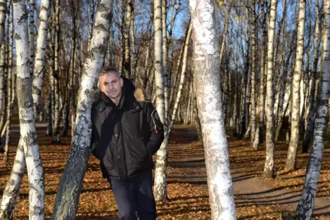 Wladimir Kaminer in einem Birkenwäldchen, einem ikonischen Symbol für die russische Seele. Die slawische Diaspora ist vereint im