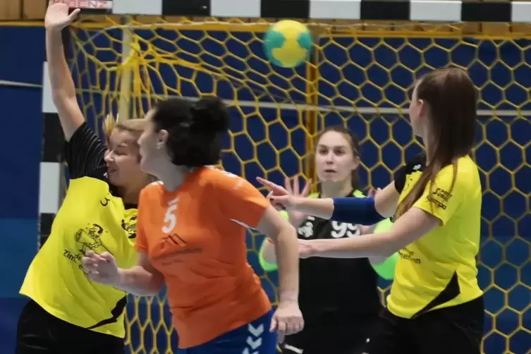 Jule Ko&szlig;mann im Handballtor des TV Thaleischweiler. 