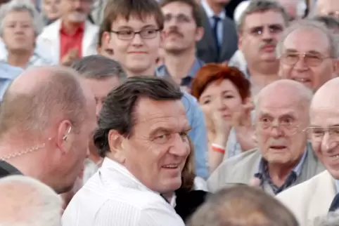 Gerhard Schröder in den 90er-Jahren bei einem Wahlkampfauftritt in Ludwigshafen. 