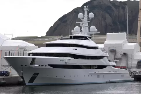 Die Luxusjacht Amore Vero liegt in Südfrankreich in einer Werft. 