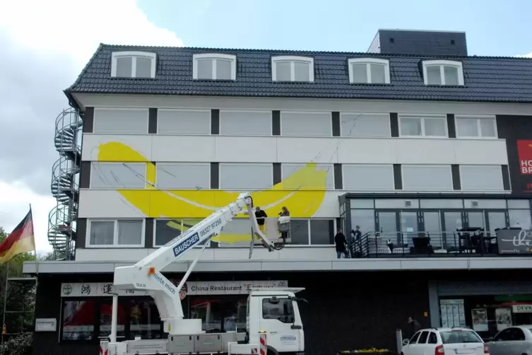 Street Art in Kirchheimbolanden: Thomas Baumgärtels Banane während ihrer Entstehung am Hotel Braun. 