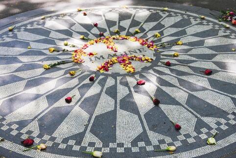 Peace – FriedeDas Mosaik im Gedenken an John Lennon ist im Central Park in New York unweit des Dakota Building, wo der Ex-Beatle
