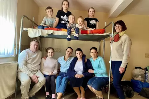 Vater Ruslan und Mutter Tatjana (sitzend mit Jacke) mit ihren sechs Kindern und Schwester Ludmilla Khoitsa (2.v.r.), Ortsbürgerm
