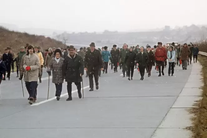 Im Herbst 1973 gab es wegen der Ölkrise autofreie Sonntage. Das Foto zeigt eine Wanderung auf einem neuen Autobahn-Teilstück bei