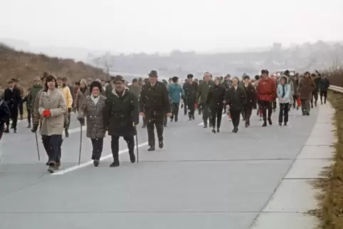 Im Herbst 1973 gab es wegen der Ölkrise autofreie Sonntage. Das Foto zeigt eine Wanderung auf einem neuen Autobahn-Teilstück bei