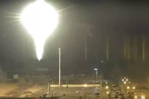 Ein helles Objekt trifft in der Nacht zum Freitag das Gelände des Atomkraftwerks Saporischschja.