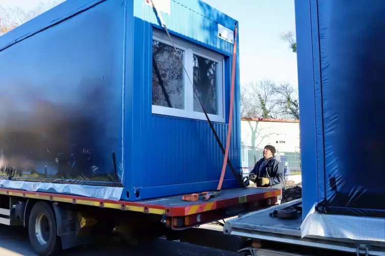 Die Ankunft der Wohncontainer. 