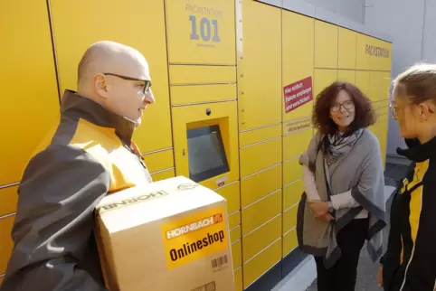 Anna Diehn (rechts) von der Deutschen Post erklärt Michael Reiland und Elke Thomas die Bedienung der Packstation. 