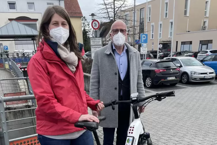 Victoria Singler (links) und Verbandsb&uuml;rgermeister Volker Po&szlig;. 