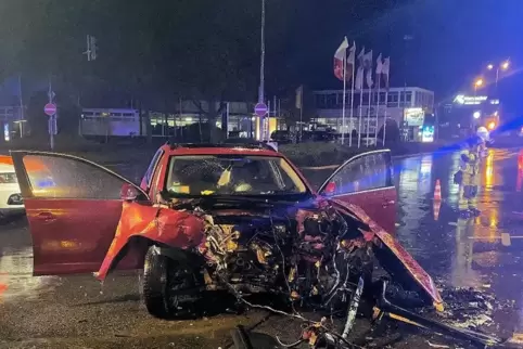 Der Fahrer dieses VW Golfs hatte im Oktober 2021 eine rote Ampel überfahren – und krachte einem Einsatzfahrzeug der Polizei in d
